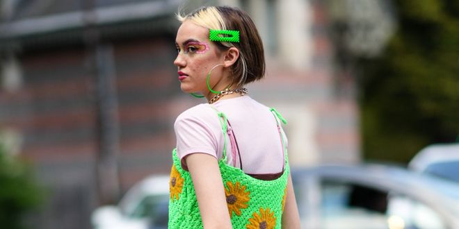 Influencerin Rose BLM trägt einen coolen Street Style Look mit Haarspange auf der Paris Haute Couture Fashion Week