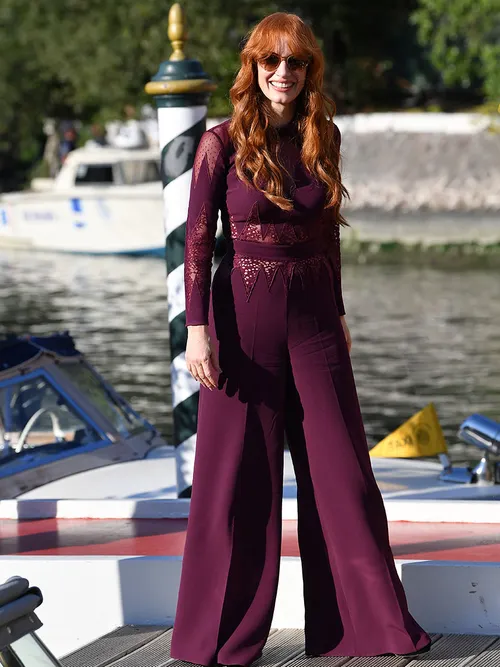 Jessica Chastain in einem roten Overall.