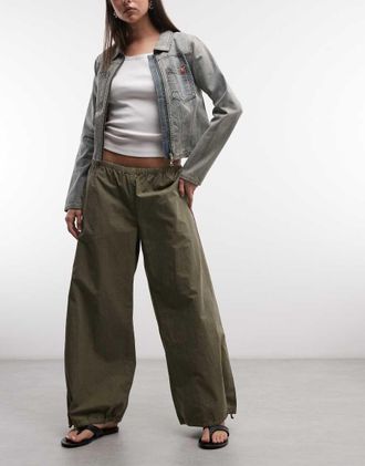 Weekday Pantaloni oversize in tessuto ripstop kaki con coulisse-Verde