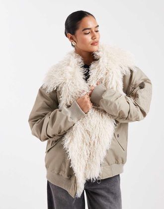 Asos Parka kaki con dettagli in pelliccia sintetica lanuginosa e tasca MA1-Verde