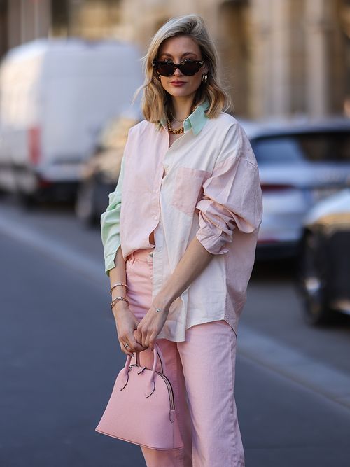 Steetstyle mit einer rosa Hose und einem pastellfarbenen oversized Hemd.