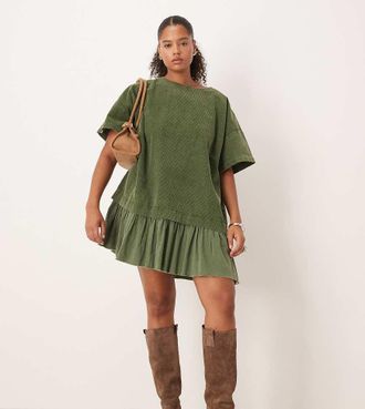 Asos Curve ASOS DESIGN Curve - Vestito corto stile T-shirt ibrido in tessuto a coste verde oliva slavato