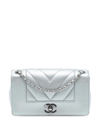 Chanel Borsa a tracolla Mademoiselle mini in pelle di pecora trapuntata con motivo chevron e battente 2017-2018 - Argento