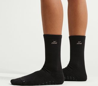 Nike Womens SKIMS Dri-FIT Pilates Grip Crew Socks (1 Pair) in Black | S1016195-024