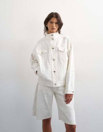 Topshop Giacca di jeans &eacute;cru effetto invecchiato con vita elasticizzata e collo a imbuto-Bianco