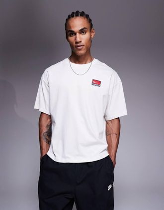 Nike T-shirt squadrata color bianco sporco con logo stile r&eacute;tro