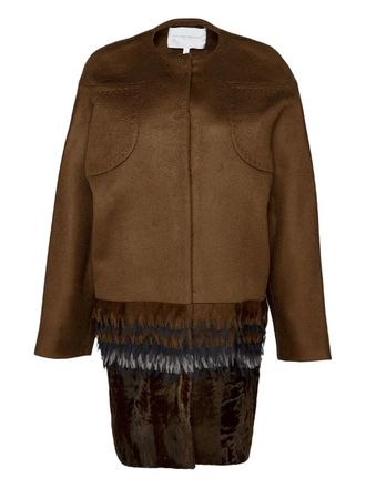 Carolina Herrera Mantel met veren afwerking - Bruin