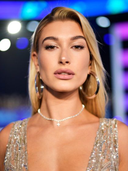 ¡Alerta tendencia! Los pendientes de aro de Hailey Baldwin