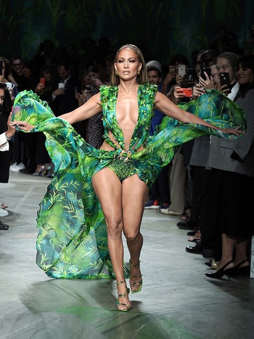 Alles, was du noch nicht über Jennifer Lopez 'grünes Versace-Kleid wusstest