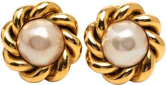 Chanel Orecchini a clip placcati in oro con perle sintetiche e logo 1984 - Bianco