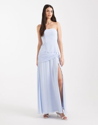 Tfnc Vestito lungo da damigella senza maniche in chiffon blu con spacco sulla coscia e dettaglio intrecciato sulla vita scesa