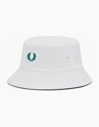 Fred Perry Mens Fred Perry Reversible Piqu&eacute; Bucket Hat Snow White/Navy - Size: M