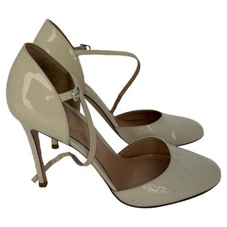 Gianvito Rossi Gianvito Rossi Mary Jane Pumps in Beige Patelleder