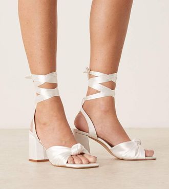 Be Mine Be Mine - Caralina - Sandali da sposa pliss&eacute; con tacco largo in raso color avorio-Bianco