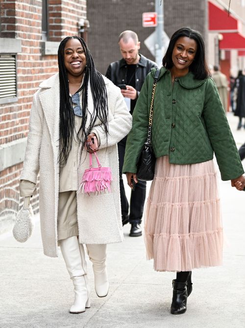 Ein stylisches Mutter Tochter Duo auf der New York Fashion Week.