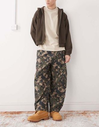 Collusion balloon jeans in camo print-Multi