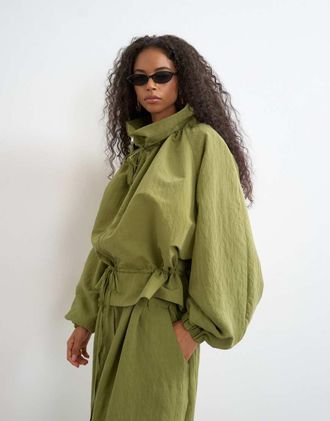 Topshop Giacca con collo a imbuto e allacciatura in vita verde oliva in coordinato