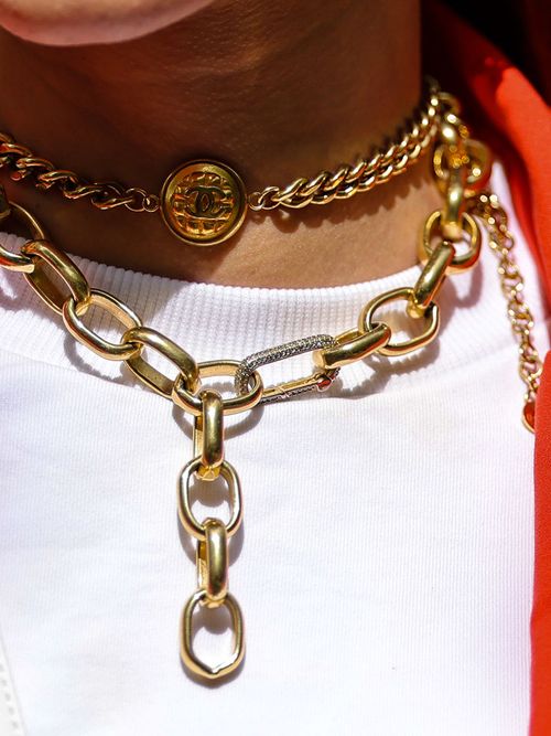 Close-up eines weißen T-Shirts mit zwei XXL-Chokers.