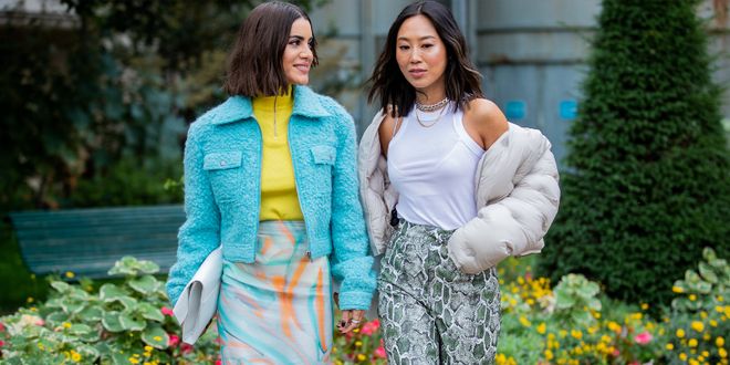Streetstyle von zwei Frauen mit bunten Outfits und einem Wavy Bob.