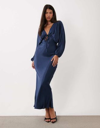 Asos vestito maxi in raso con scollo profondo e maniche ad ali di pipistrello navy-blu navy