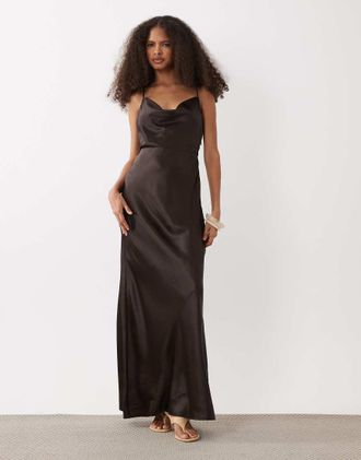 Vero Moda Vestito midi con spalline sottili e scollo ad anello in raso marrone cioccolato con dettaglio foulard