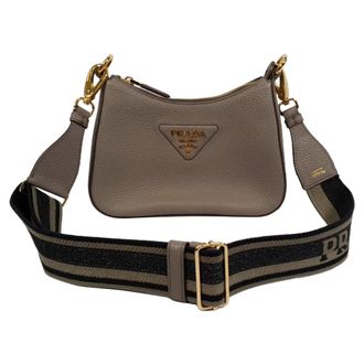 Prada Prada Schoudertas met Logo-Detail in Grijs Leer