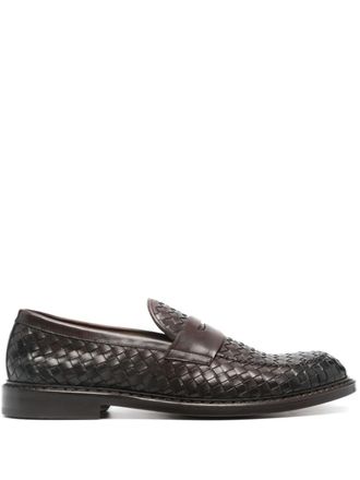 Doucal's interwoven leather loafers - Brown