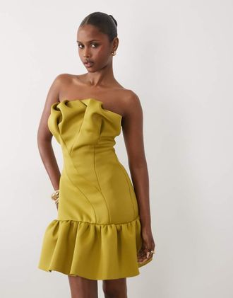 Asos Vestito corto strutturato in tessuto stile scuba verde avocado con scollo alla Bardot stropicciato