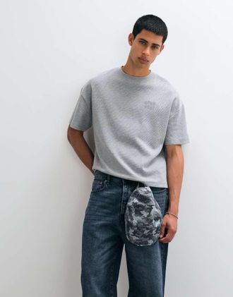 Cernucci t-shirt vestibilit&agrave; boxy in tessuto waffle con logo ricamato a punto catenella sul retro grigio