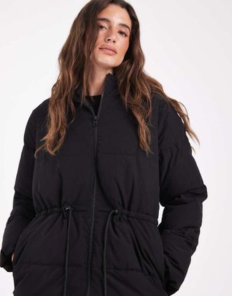 Vero Moda cappotto imbottito con dettaglio in vita e cappuccio nero