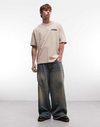 AllSaints Redact - T-shirt oversize marrone chiaro con logo ricamato e stampa sul retro