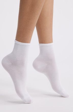 Hue Sleek Crew Socks in White at Nordstrom