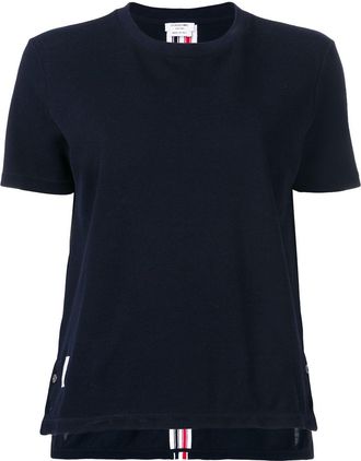 Thom Browne T-shirt a maniche corte dalla vestibilit&agrave; comoda Thom Browne con riga RWB centrale sul retro in piqu&eacute; classico