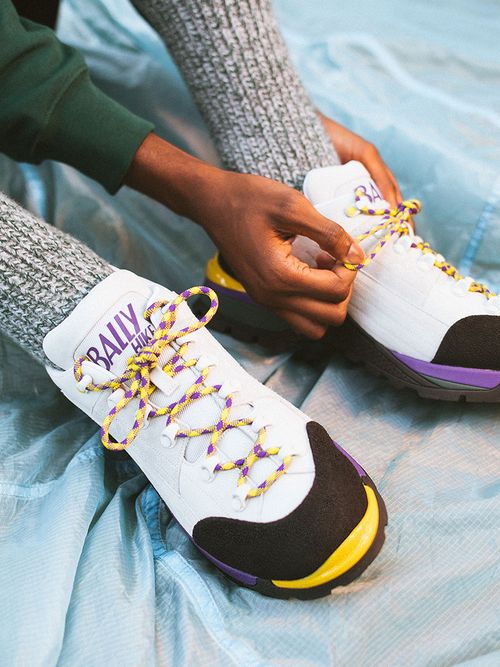 Weiße Bally Wanderschuhe mit grauen Socken.