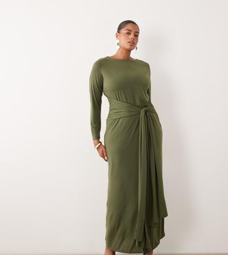 Tfnc Plus Vestito lungo aderente verde oliva con scollo a barchetta e drappeggio sul davanti