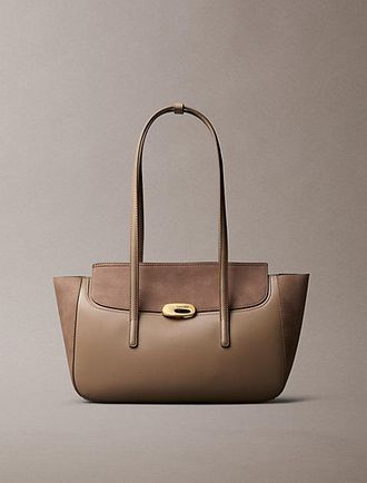 Calvin Klein Gegraveerde tote bag van geborsteld su&egrave;de met klep