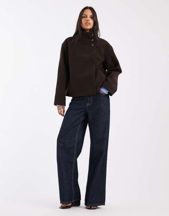 Pieces cappotto corto con collo a imbuto effetto lana in marrone scuro