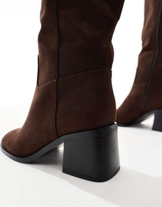 schuh Dot Wide Fit - Stivali al ginocchio in camoscio sintetico marrone a pianta larga