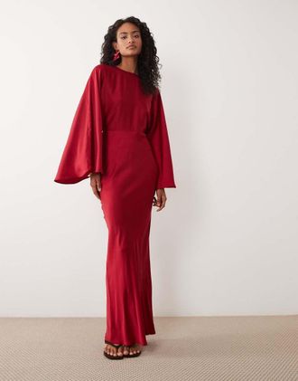 Asos Vestito lungo in raso rosso opaco stretto in vita con maniche ad ali di pipistrello