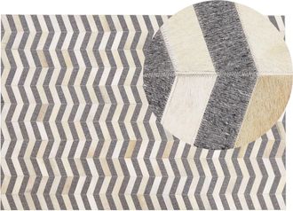 Beliani Beliani - Alfombra De Piel De Vacuno Gris Y Beige Patr&oacute;n Geom&eacute;trico Chevron Retro 140 X 200 Cm Baggoze