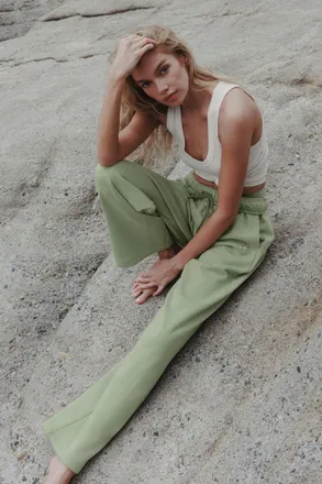 Alo | Accolade Straight Leg Sweatpant in Dune Grass, Size: Medium