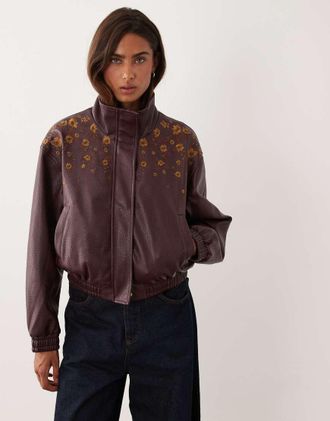 Miss Selfridge bomber in pelle sintetica ricamato con collo a imbuto color wine-Rosso