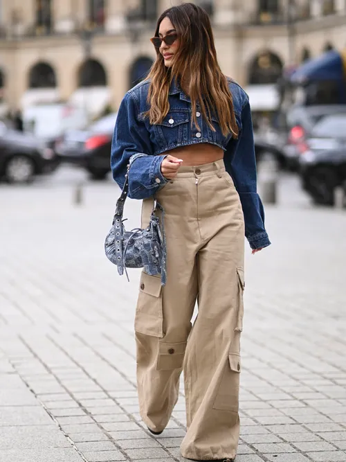 Lässiger Street Style Look von einer hochgeschnittenen Cargohose in Paris