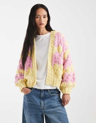 Kiwi & Co Hugs & Kisses - Cardigan lavorato a mano in maglia a bolle giallo e rosa-Multicolore