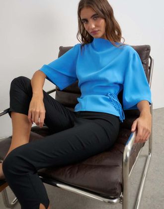Topshop top accollato con dettaglio annodato a maniche corte, blu
