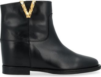Via Roma 15 Zwarte leren enkellaars met facetgeslepen metalen V - Dames - Enkellaarsjes - Zwart - 36 1/2 EU - Leer - Schoenen