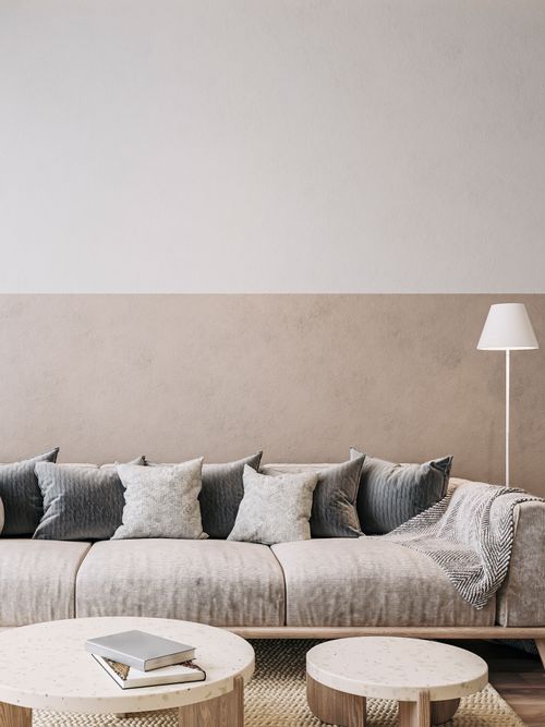 Ein Wohnzimmer mit einem Deep-Seated Sofa in Grau.