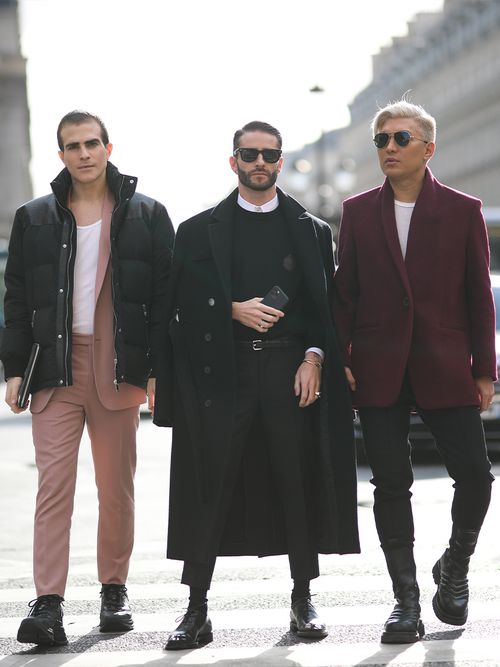 Streetstyle von 3 Männern in Schwarz, Rose und Rot gehalten.