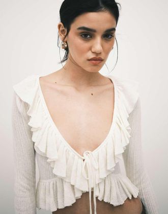 Monki Cardigan in maglia bianco sporco con volant