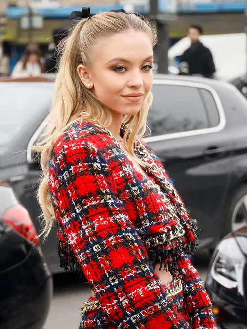 how to dress like euphoria actress Sydney Sweeney